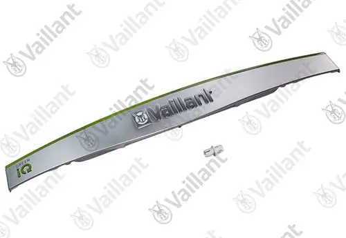 Silbernes Bauteil mit dem Schriftzug "Vaillant" und grüner Akzentierung, möglicherweise ein Griff oder Verkleidungsteil. Kleinere Verbindungselemente liegen daneben.